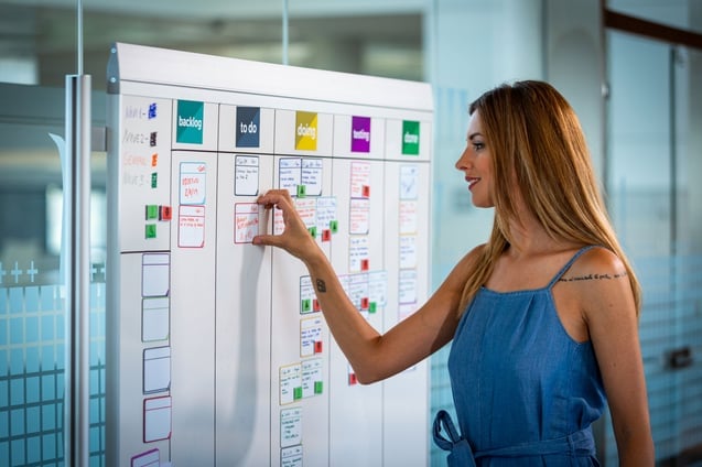 flexibility in working woman in office smart working