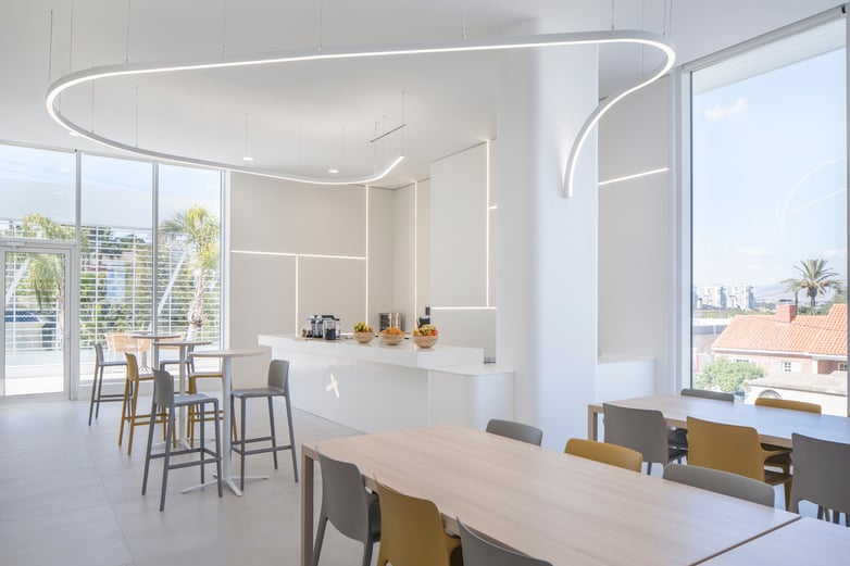 Image of the kitchen and dining area of the Aldimesa building.
